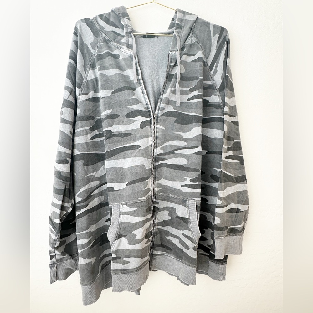 Women’s plus torrid camo zip up hoodie - 5x